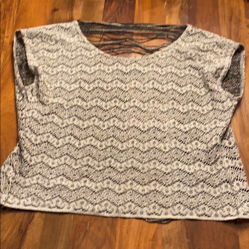 Short sleeve top.
